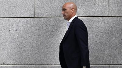 FIFA, eski İspanya Futbol Federasyonu (RFEF) Başkanı Luis Rubiales'e üç