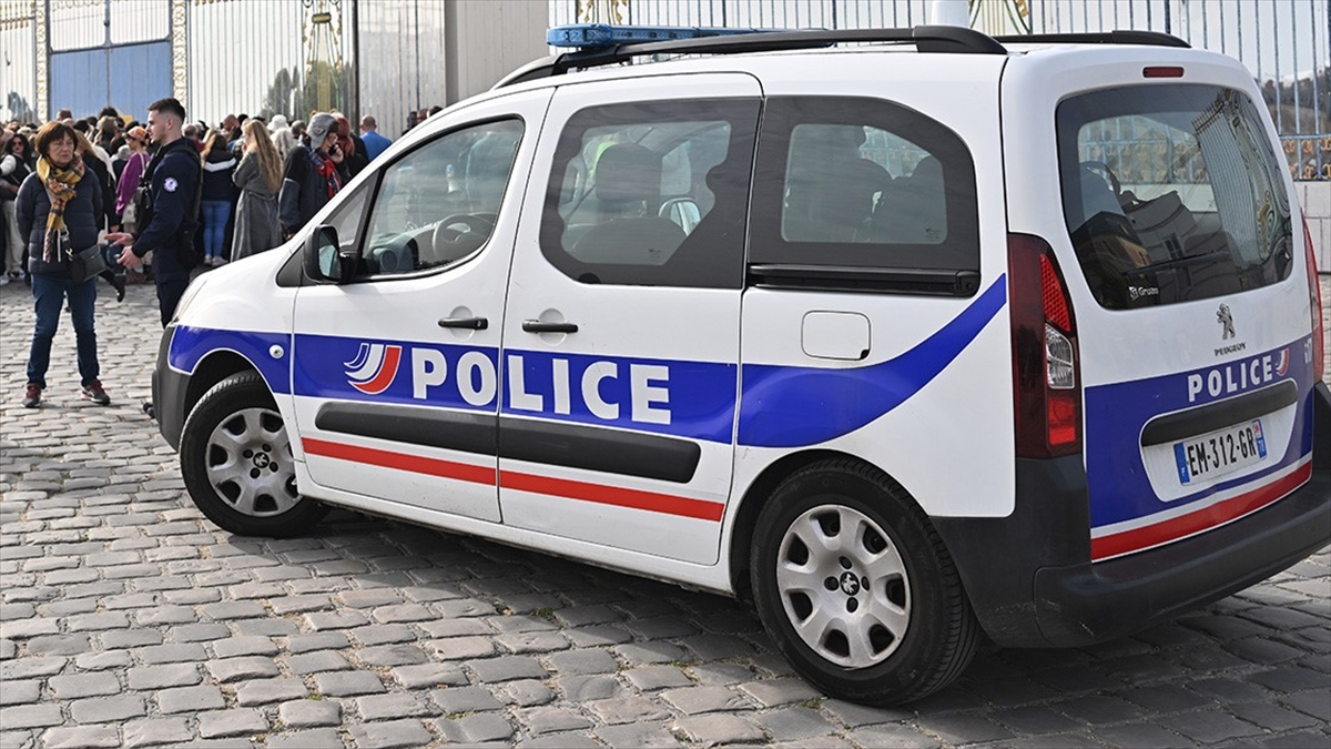 Fransa'da bomba ihbarı ve saldırı tehdidi nedeniyle 6 havalimanının boşaltıldığı