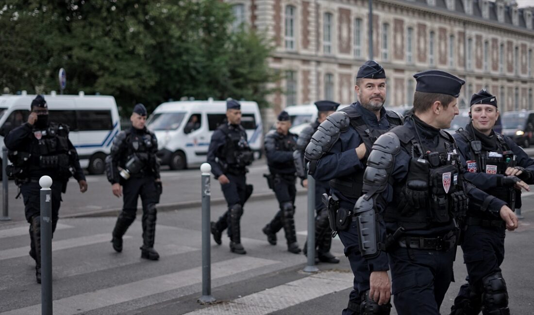 PARIS (AA) – Danıştay, polis ve jandarmaların yaka kartlarının üzerinde