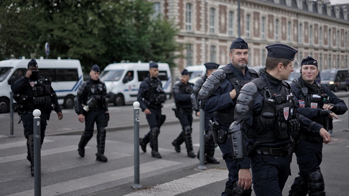 PARIS (AA) – Danıştay, polis ve jandarmaların yaka kartlarının üzerinde