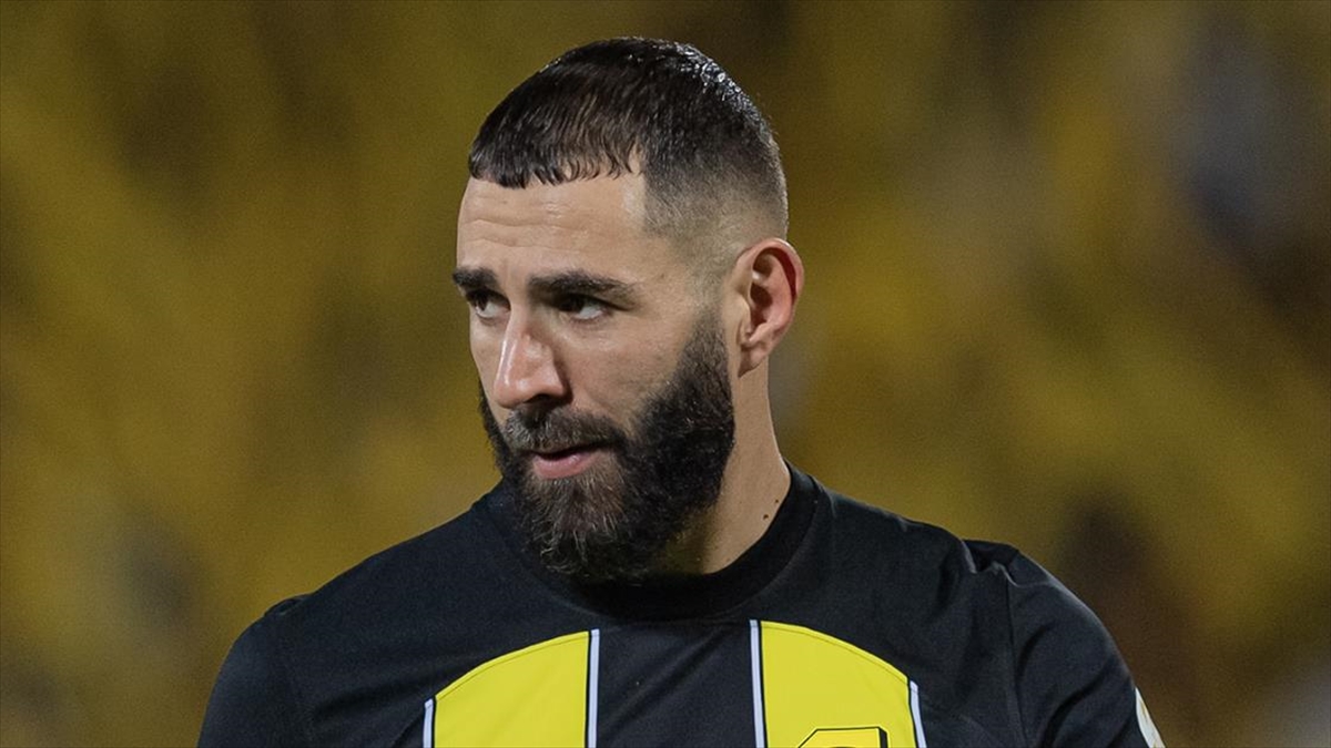 Cezayir asıllı Fransız yıldız futbolcu Karim Benzema, "dualarının adaletsiz bombalamaların