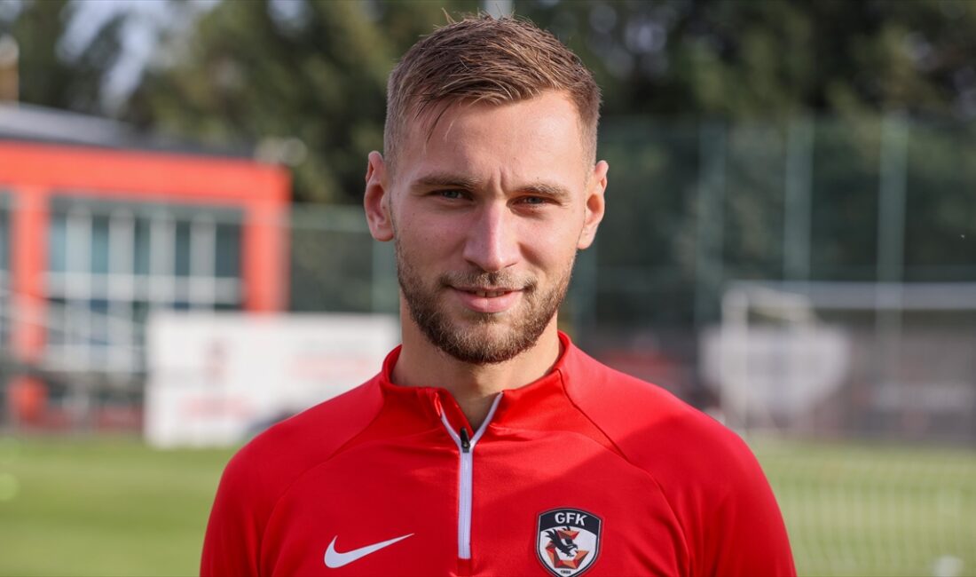 Trendyol Süper Lig ekiplerinden Gaziantep FK'nin Rumen oyuncusu Denis Dragus,