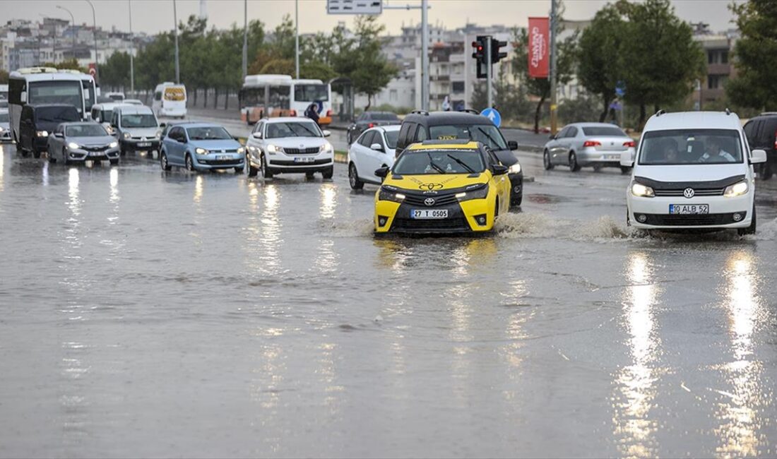Gaziantep'te sağanak ulaşımda aksamalara neden oldu.