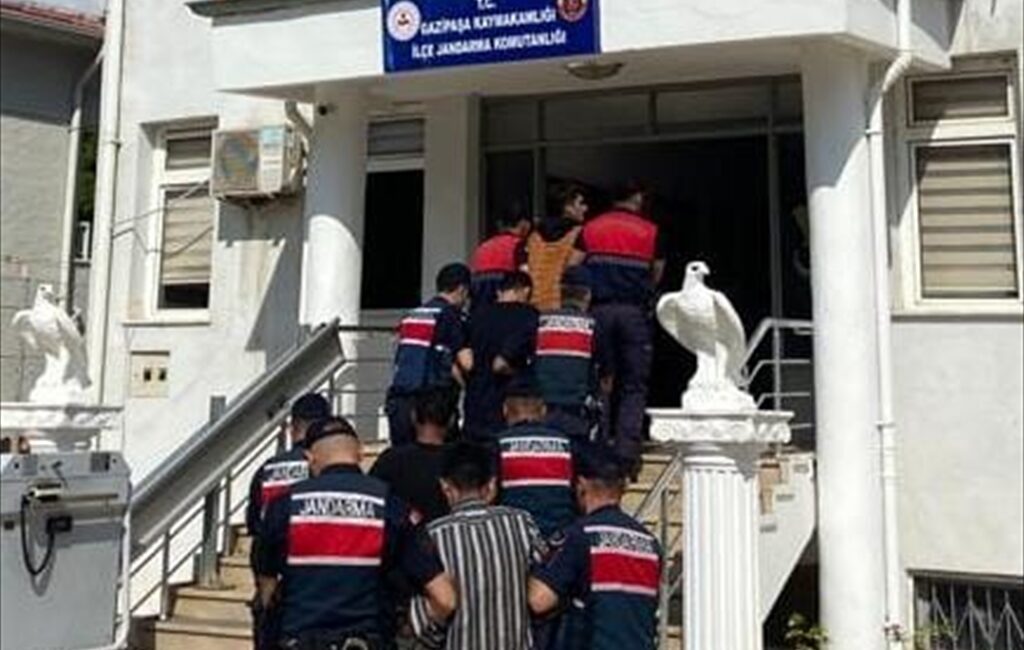 ANTALYA (AA) – Antalya'nın Gazipaşa ilçesinde bir bahçeden avokado çaldıkları
