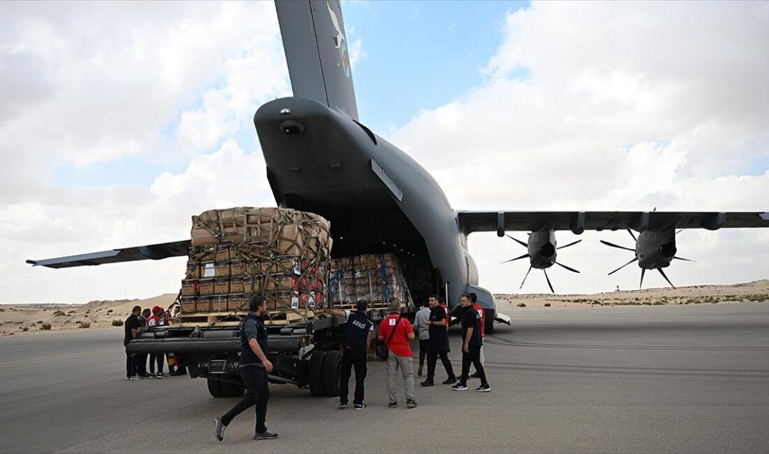 Gazzeli siviller için Türkiye'nin insani yardımlarını taşıyan ve Mısır Uluslararası