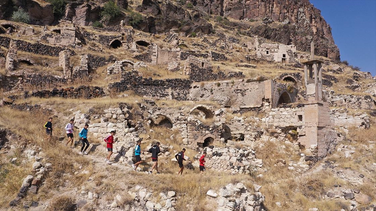 Uluslararası atletizm şampiyonalarına katılacak sporcular, beden dayanıklılığını artırmak amacıyla kros