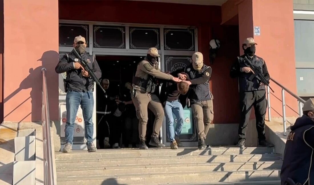 Terör örgütü PKK'ya yönelik Kahramanlar Operasyonu kapsamında Hakkari merkezli 5