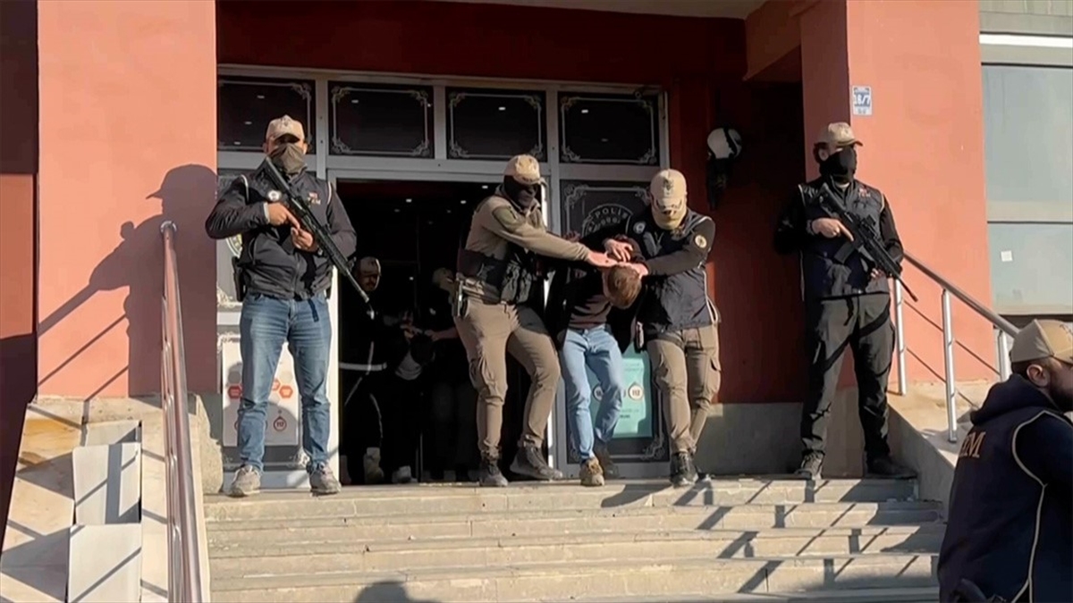 Terör örgütü PKK'ya yönelik Kahramanlar Operasyonu kapsamında Hakkari merkezli 5