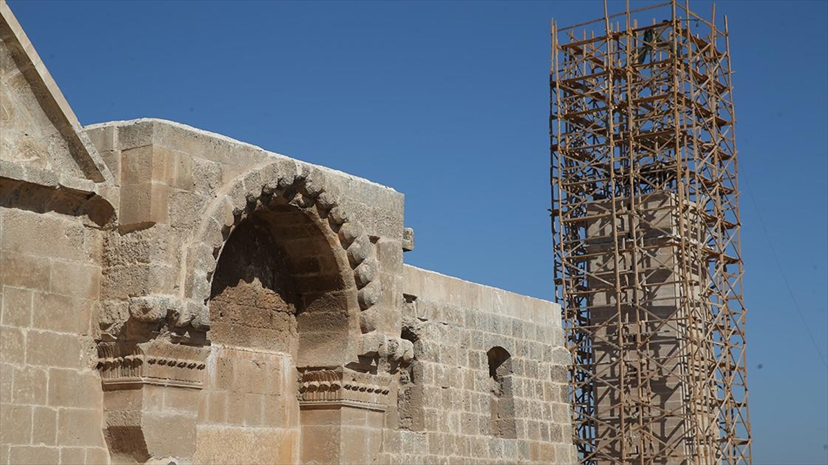 Şanlıurfa'da, Kahramanmaraş merkezli 6 Şubat'taki depremlerde, 11 metrelik uç kısmı