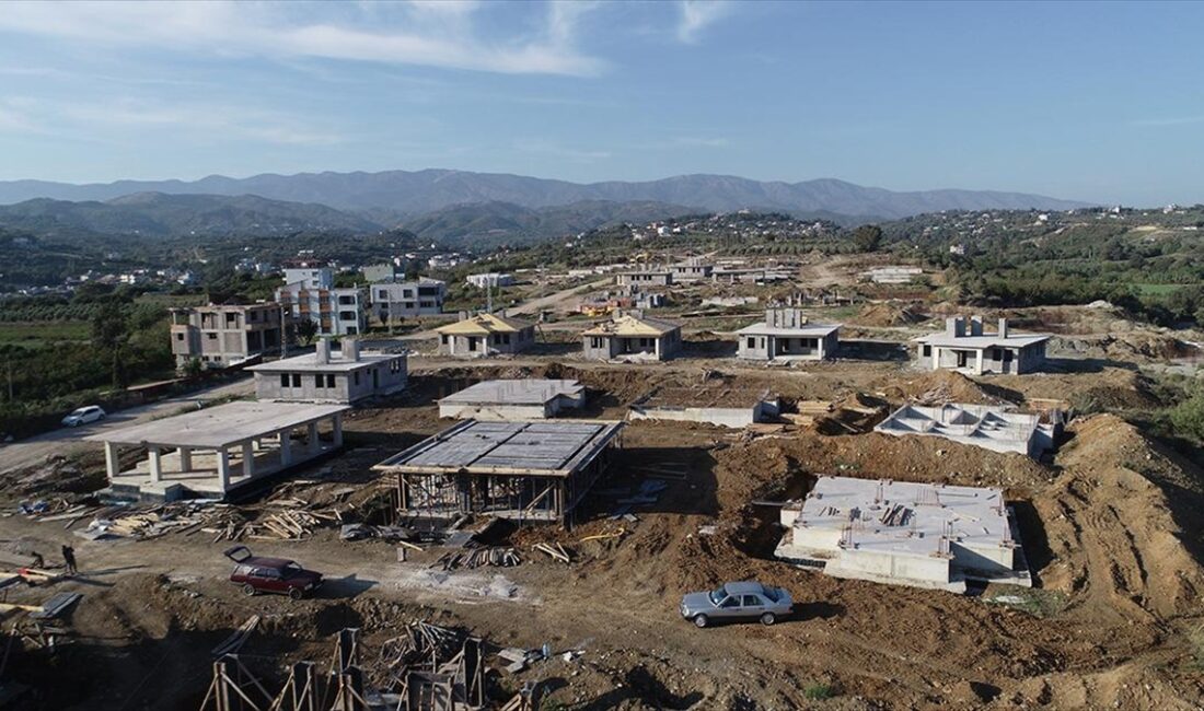 Kahramanmaraş merkezli 6 Şubat'taki depremlerden etkilenen Hatay'ın Defne ilçesinde, evleri