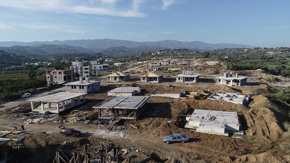 Kahramanmaraş merkezli 6 Şubat'taki depremlerden etkilenen Hatay'ın Defne ilçesinde, evleri