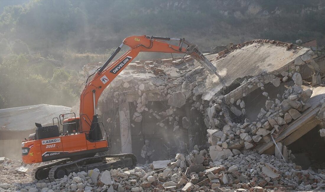 Kahramanmaraş merkezli 6 Şubat'taki depremlerden etkilenen Hatay'da, ağır hasarlı 5