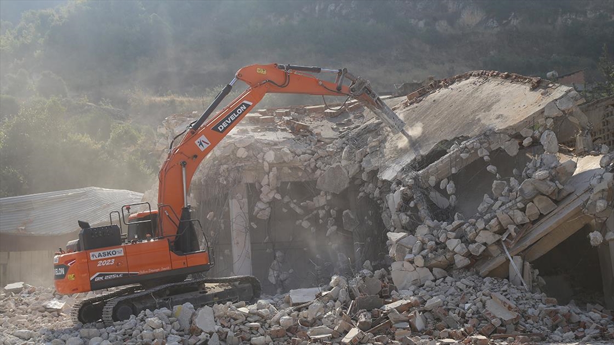 Kahramanmaraş merkezli 6 Şubat'taki depremlerden etkilenen Hatay'da, ağır hasarlı 5