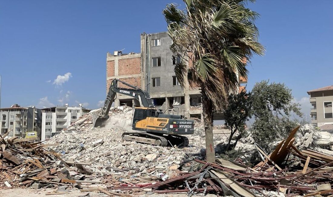 Kahramanmaraş merkezli 6 Şubat'taki depremlerden etkilenen Hatay'da, ağır hasarlı binaların