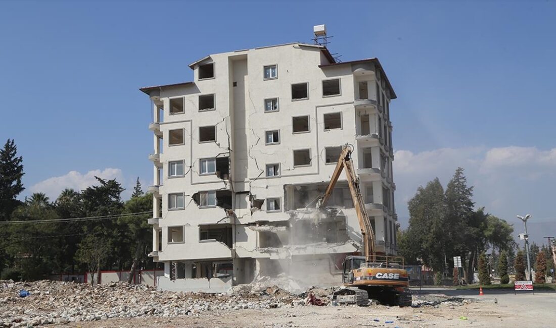 Kahramanmaraş merkezli 6 Şubat'taki depremlerden etkilenen Hatay'da, ağır hasarlı binaların
