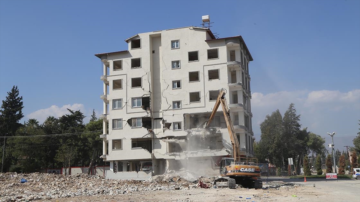 Kahramanmaraş merkezli 6 Şubat'taki depremlerden etkilenen Hatay'da, ağır hasarlı binaların