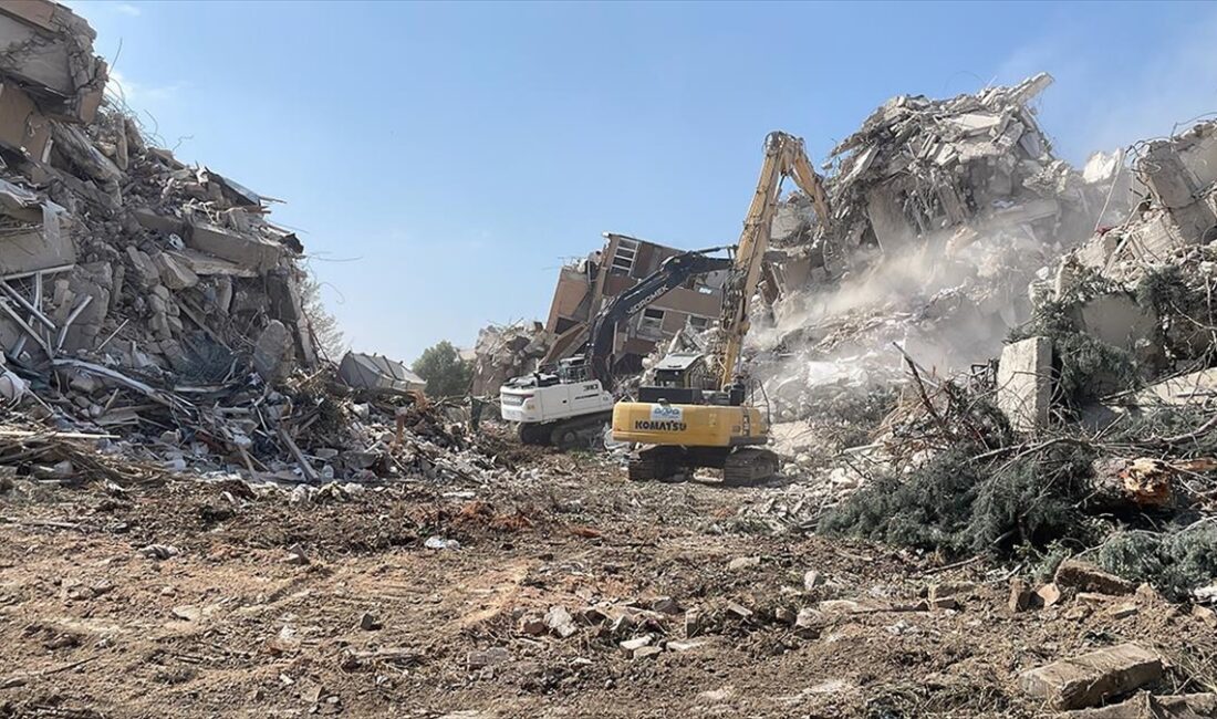Kahramanmaraş merkezli 6 Şubat'taki depremlerden etkilenen Hatay'da ekipler, ağır hasarlı