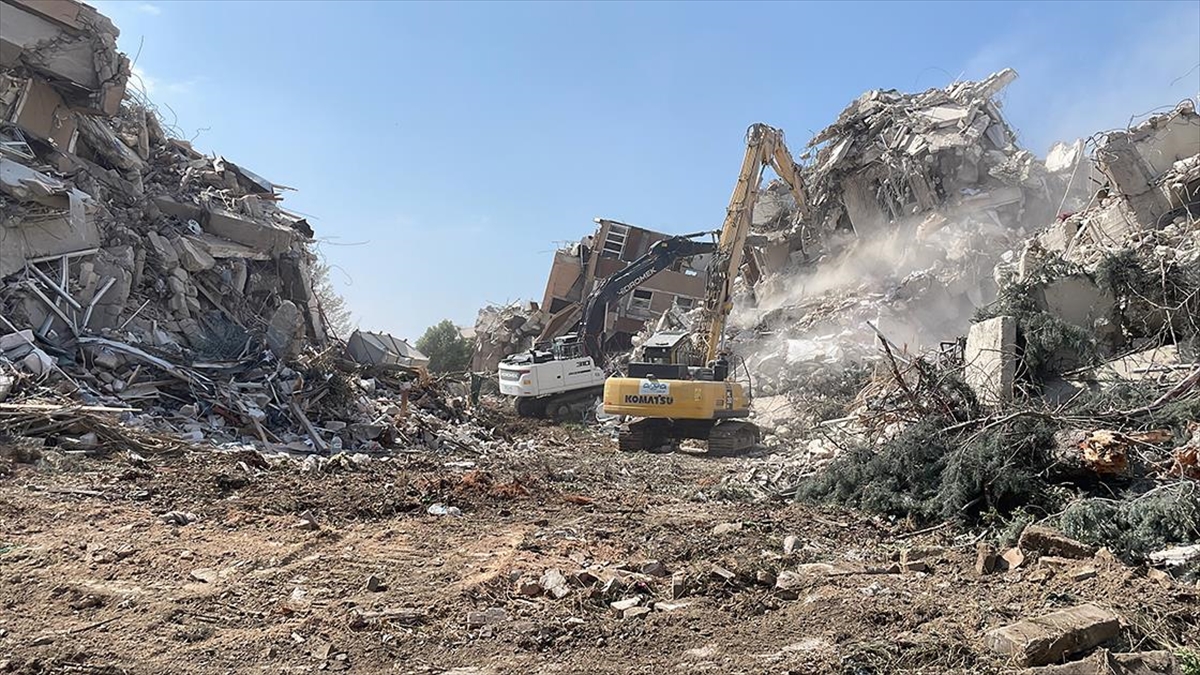 Kahramanmaraş merkezli 6 Şubat'taki depremlerden etkilenen Hatay'da ekipler, ağır hasarlı