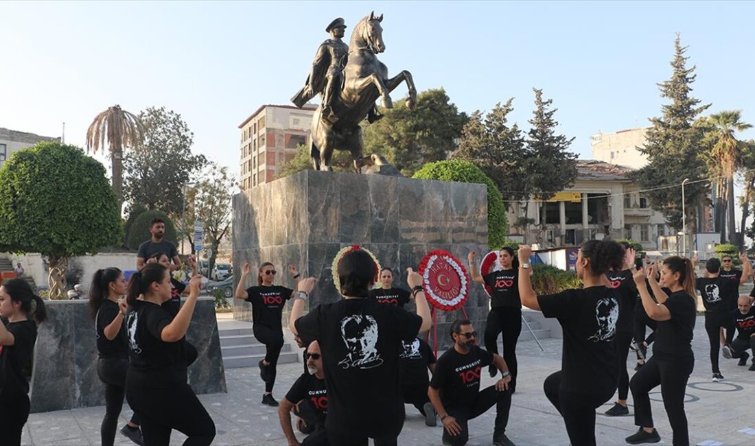 Hatay'ın Antakya ilçesinde Cumhuriyet'in 100. yıl dönümü dolayısıyla 100 kişinin