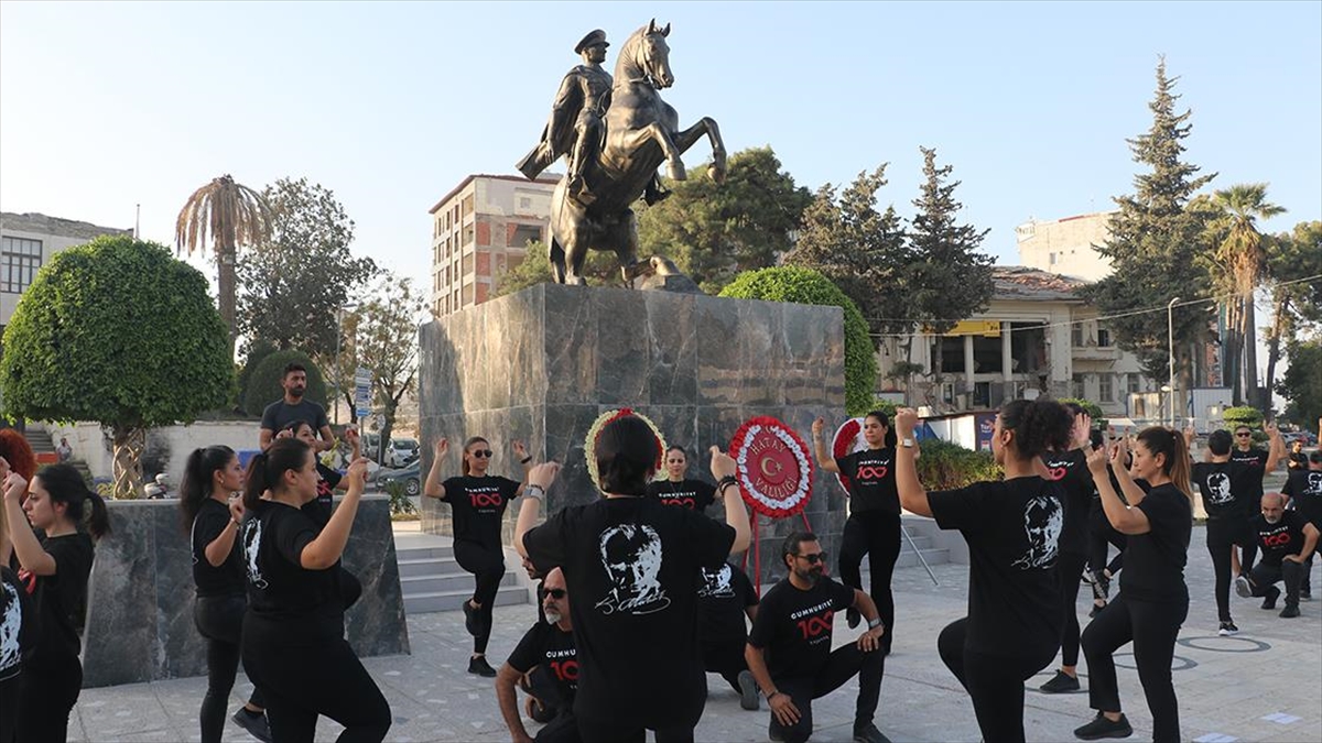 Hatay'ın Antakya ilçesinde Cumhuriyet'in 100. yıl dönümü dolayısıyla 100 kişinin