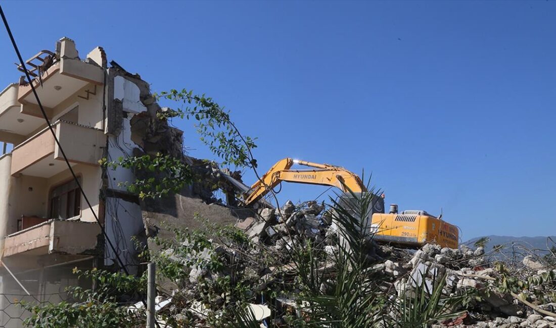 Kahramanmaraş merkezli depremlerden etkilenen Hatay'da, ağır hasarlı 4 binanın kontrollü