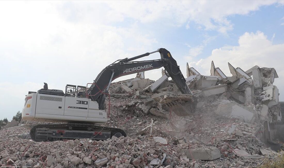 Kahramanmaraş merkezli depremlerden etkilenen Hatay'da, ağır hasarlı 6 binanın kontrollü