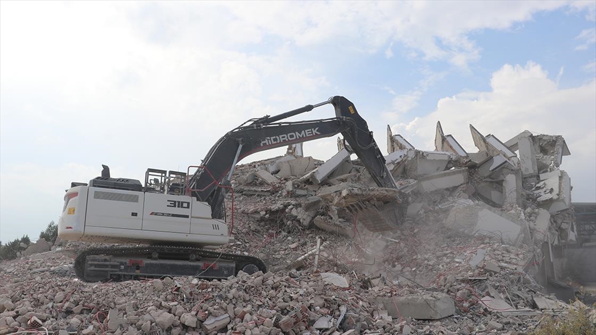 Kahramanmaraş merkezli depremlerden etkilenen Hatay'da, ağır hasarlı 6 binanın kontrollü