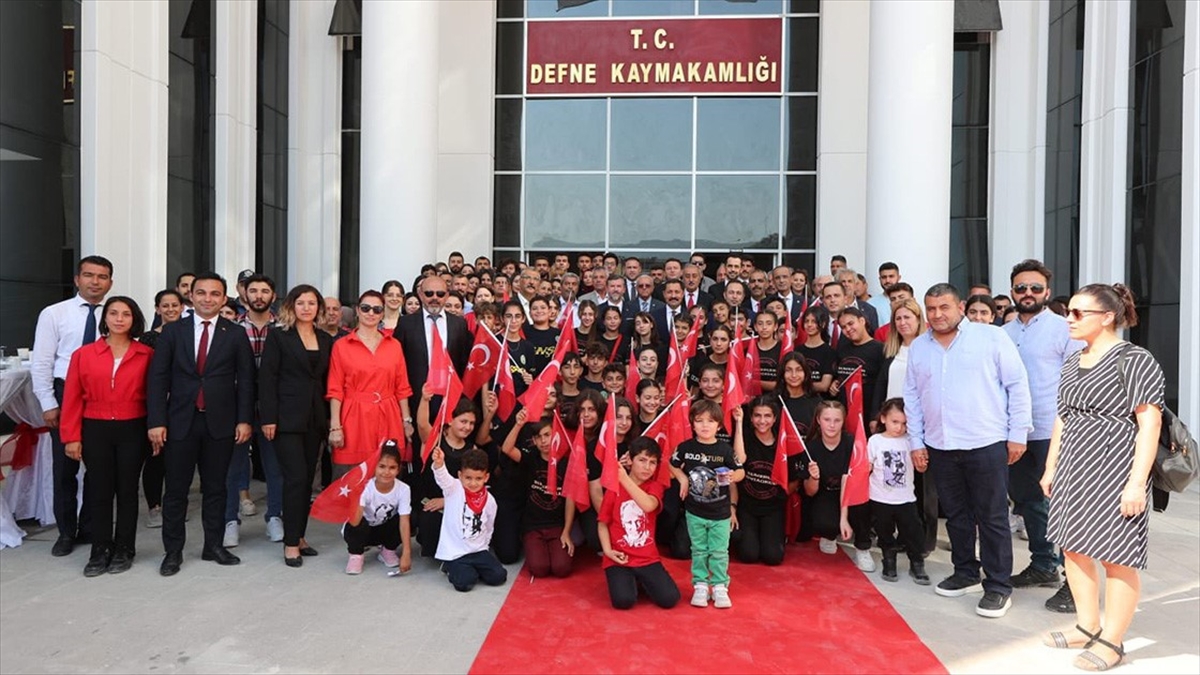 Hatay'da, 6 Şubat'taki depremlerde hasar gören Defne Kaymakamlığı hizmet binası,