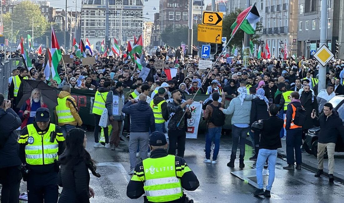 Hollanda'nın başkenti Amsterdam'da düzenlenen Filistin'e destek gösterisinde 3 kişi gözaltına
