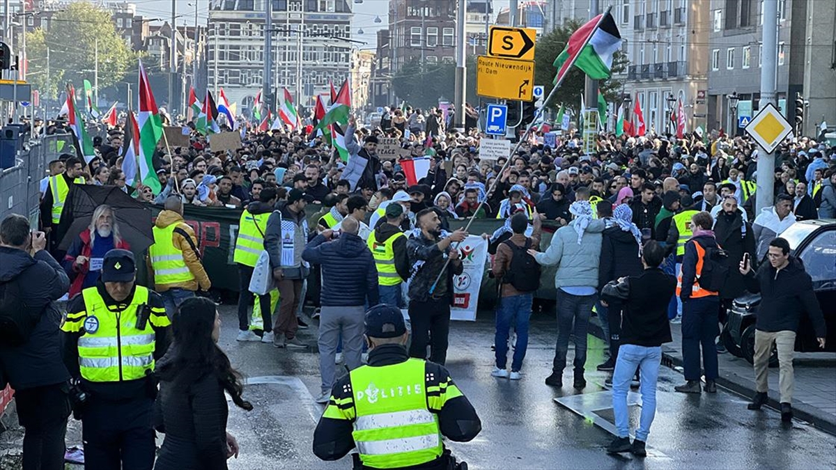Hollanda'nın başkenti Amsterdam'da düzenlenen Filistin'e destek gösterisinde 3 kişi gözaltına
