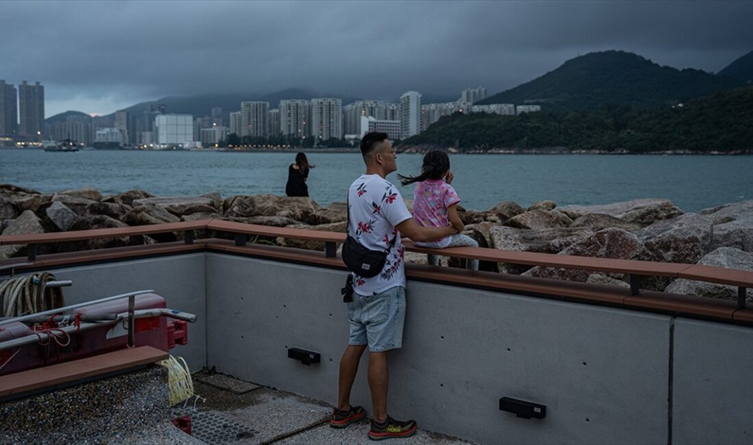 Çin'in Hong Kong Özel İdari Bölgesi'nin güneyine yaklaşan Koinu Tayfunu