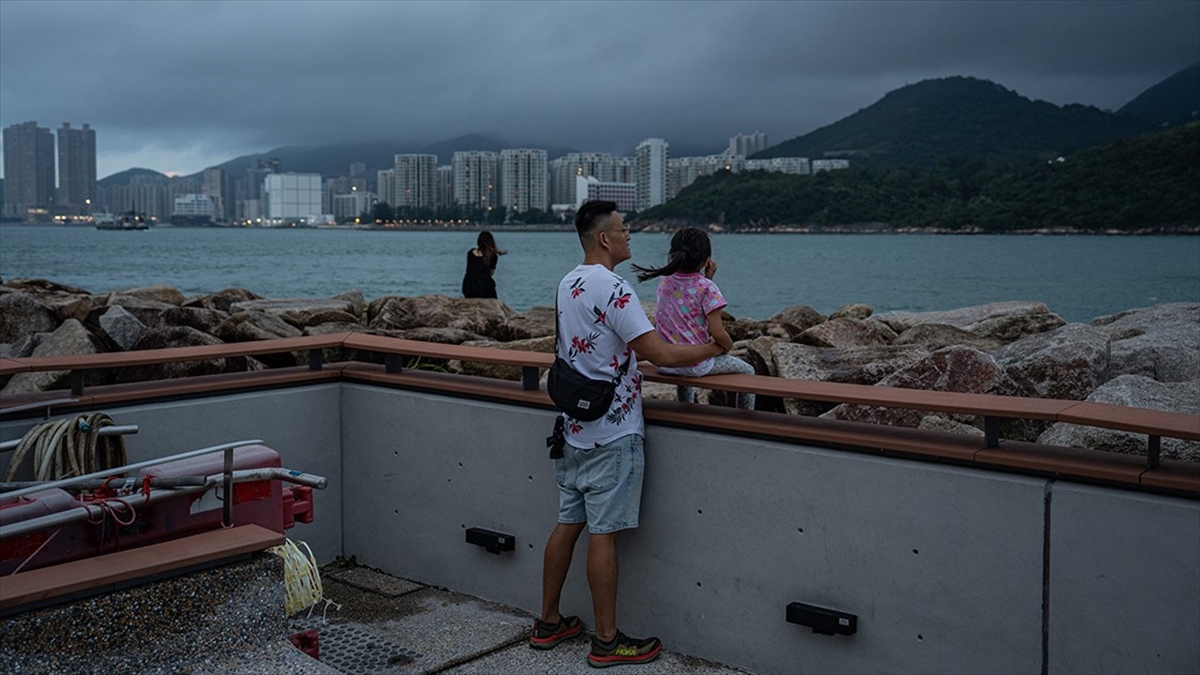 Çin'in Hong Kong Özel İdari Bölgesi'nin güneyine yaklaşan Koinu Tayfunu