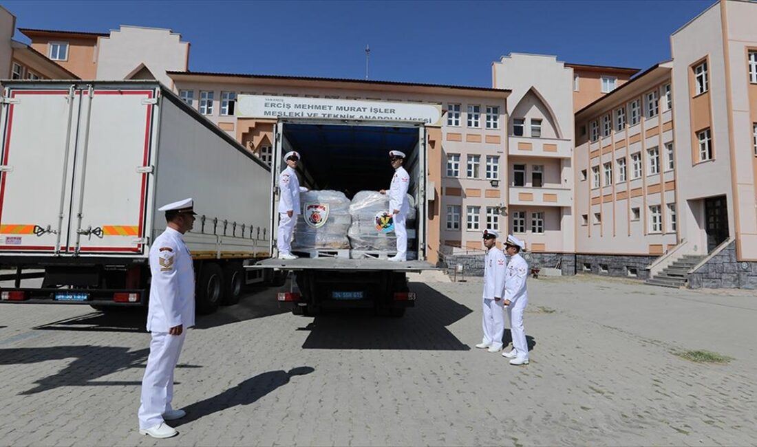 Van'ın Erciş ilçesinde geri dönüşüme dikkati çekmek amacıyla hurda sac,