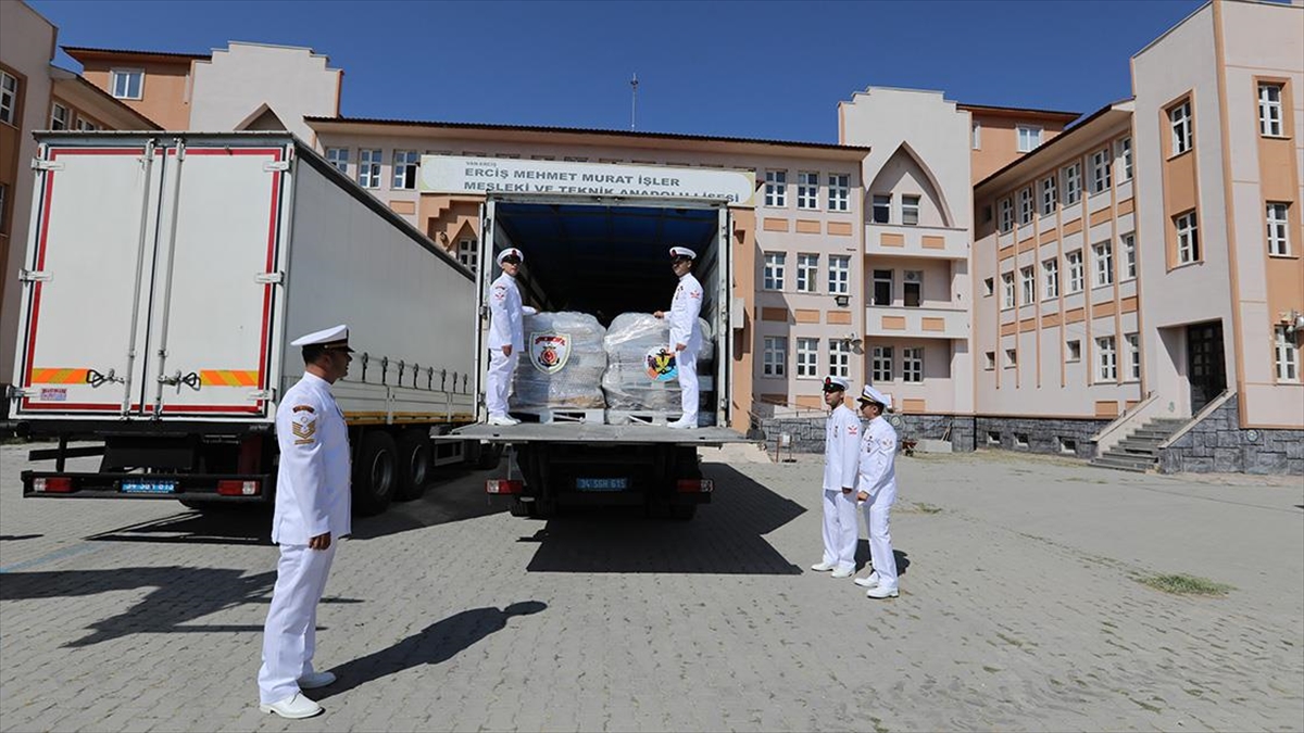 Van'ın Erciş ilçesinde geri dönüşüme dikkati çekmek amacıyla hurda sac,