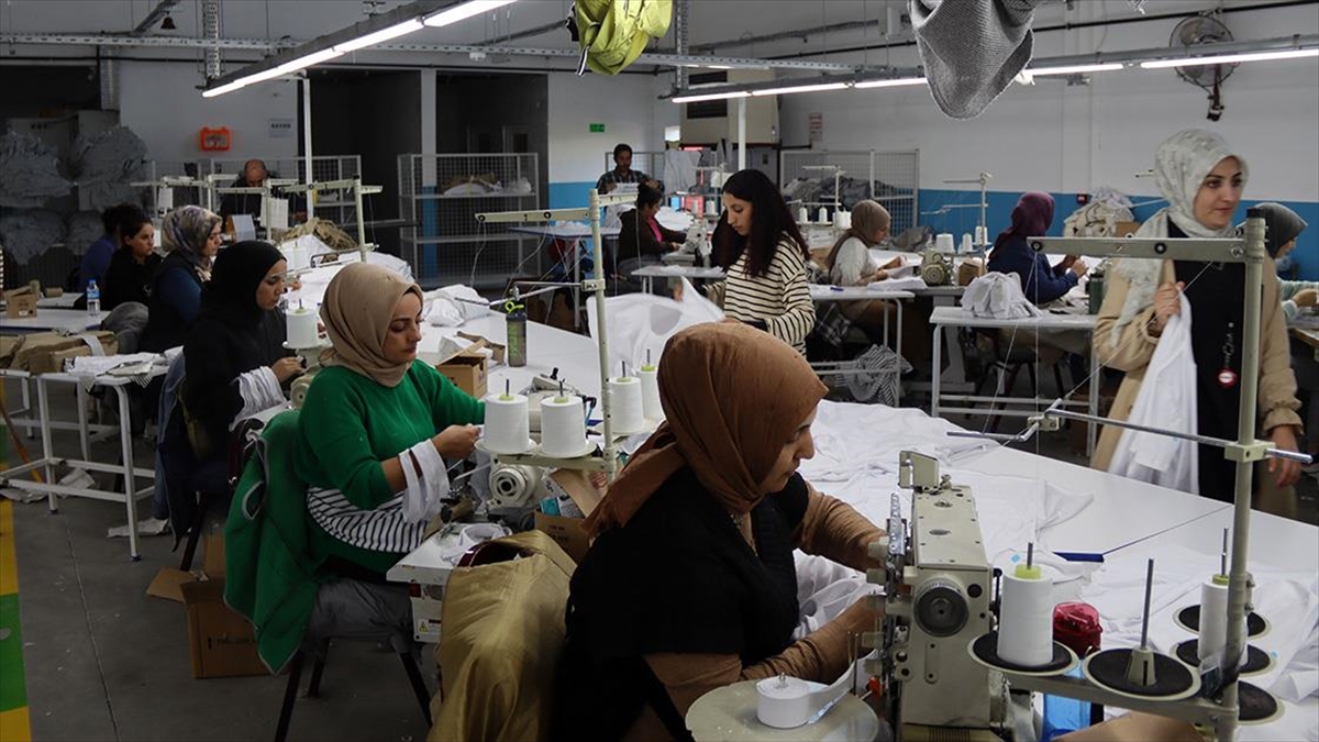 Iğdır'da, sayısı her yıl artan tekstil işletmeleriyle hem göç engelleniyor