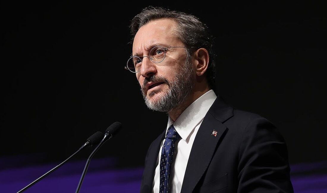 Cumhurbaşkanlığı İletişim Başkanı Altun, Cumhuriyet'in 100. yılı anısın bastırılan hatıra