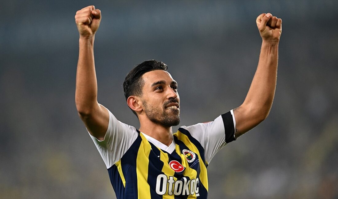 Fenerbahçe'nin milli futbolcusu İrfan Can Kahveci, sarı-lacivertli formayla 100. resmi