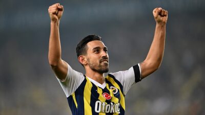 Fenerbahçe'nin milli futbolcusu İrfan Can Kahveci, sarı-lacivertli formayla 100. resmi