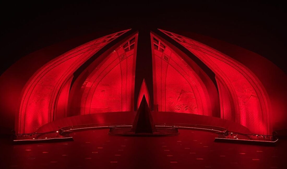 Pakistan'ın başkenti İslamabad'daki "Pakistan Anıtı", Türkiye Cumhuriyeti'nin kuruluşunun 100. yıl