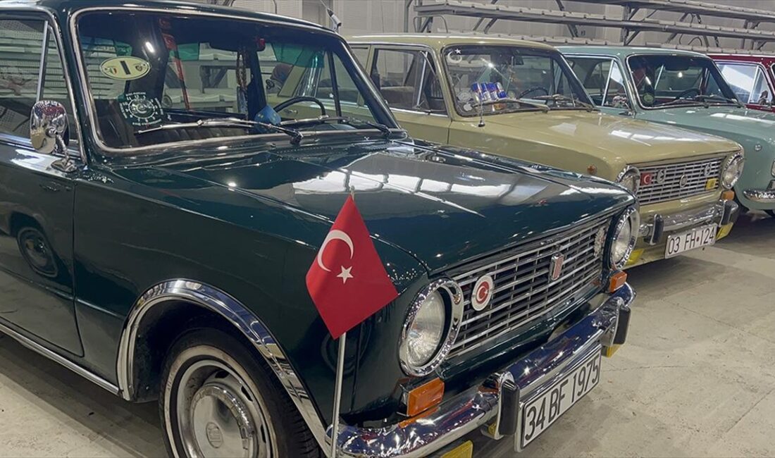 Isparta'da, Cumhuriyet'in 100. yılı dolayısıyla 800 klasik aracın sergilendiği festival