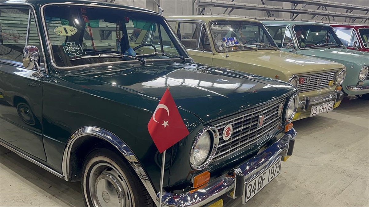 Isparta'da, Cumhuriyet'in 100. yılı dolayısıyla 800 klasik aracın sergilendiği festival