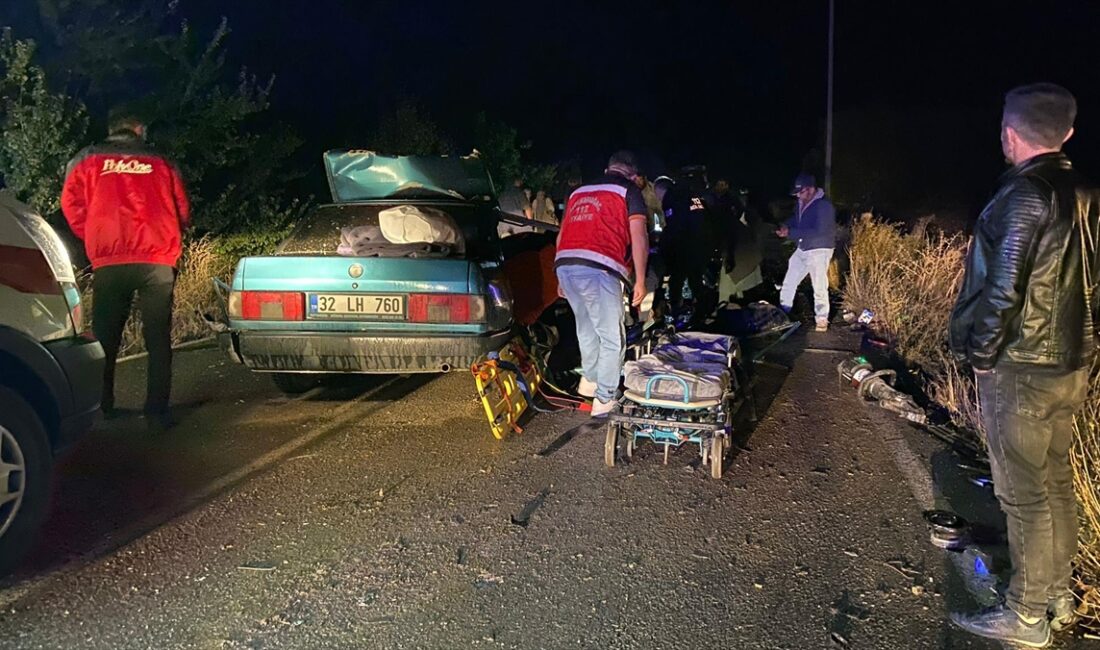 Isparta'nın Şarkikaraağaç ilçesinde otomobille kamyonetin çarpışması sonucu 1'i çocuk 4
