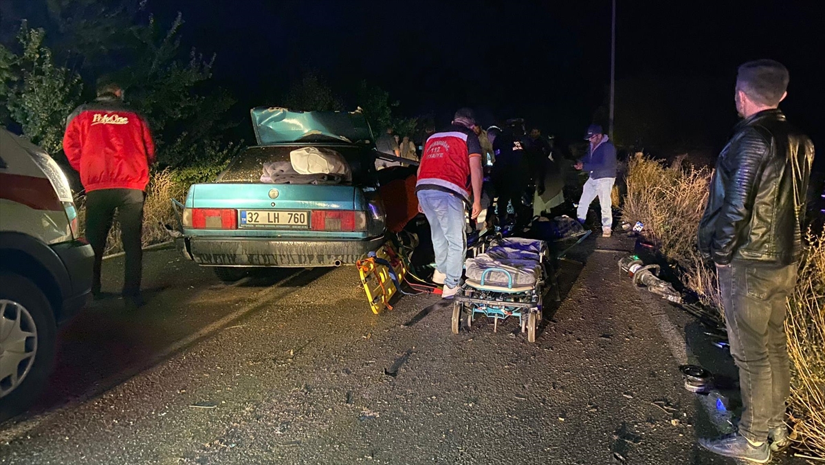 Isparta'nın Şarkikaraağaç ilçesinde otomobille kamyonetin çarpışması sonucu 1'i çocuk 4