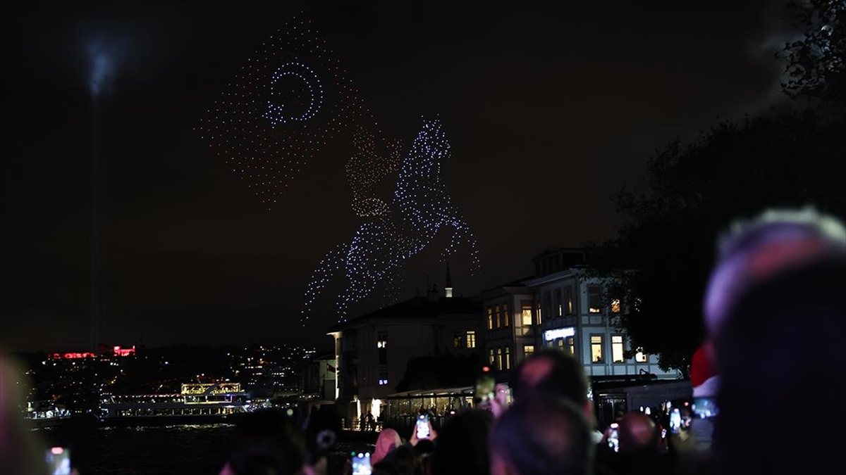 Cumhurbaşkanlığı İletişim Başkanlığınca, Cumhuriyet'in 100. yıl dönümü dolayısıyla İstanbul Boğazı'nda