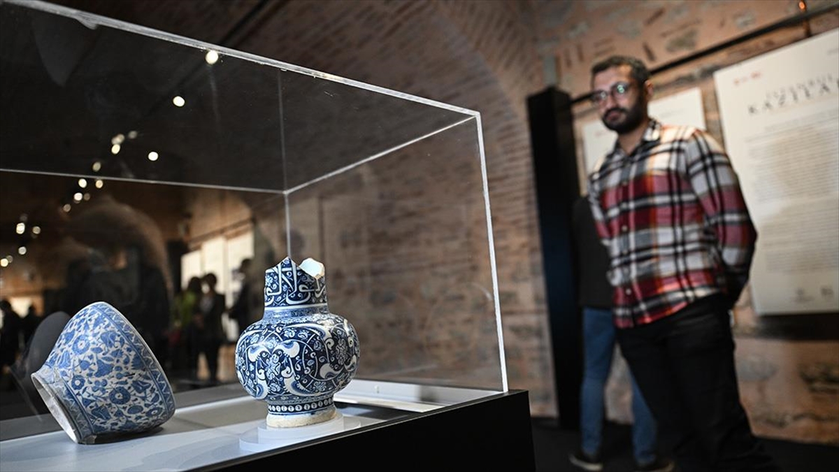 İstanbul'daki arkeolojik alanlardan kesitler sunan "İstanbul Kazıları" sergisi açıldı.