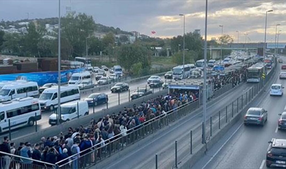 İstanbul'da sabah saatlerinde bazı metrobüs duraklarında yoğunluk yaşandı.