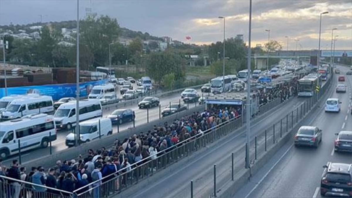 İstanbul'da sabah saatlerinde bazı metrobüs duraklarında yoğunluk yaşandı.
