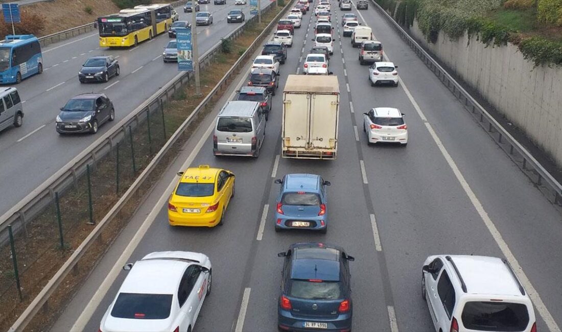 İstanbul'da haftanın ilk gününde sabah saatlerinde trafik yoğunluğu yaşanıyor.