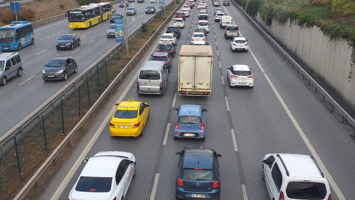 İstanbul'da haftanın ilk gününde sabah saatlerinde trafik yoğunluğu yaşanıyor.