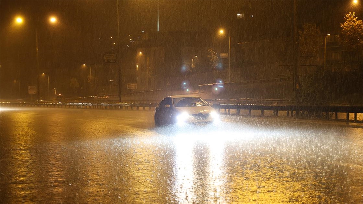 İSTANBUL (AA) – Sabah 05.00 sularında kentin kuzey kesimlerinde başlayan